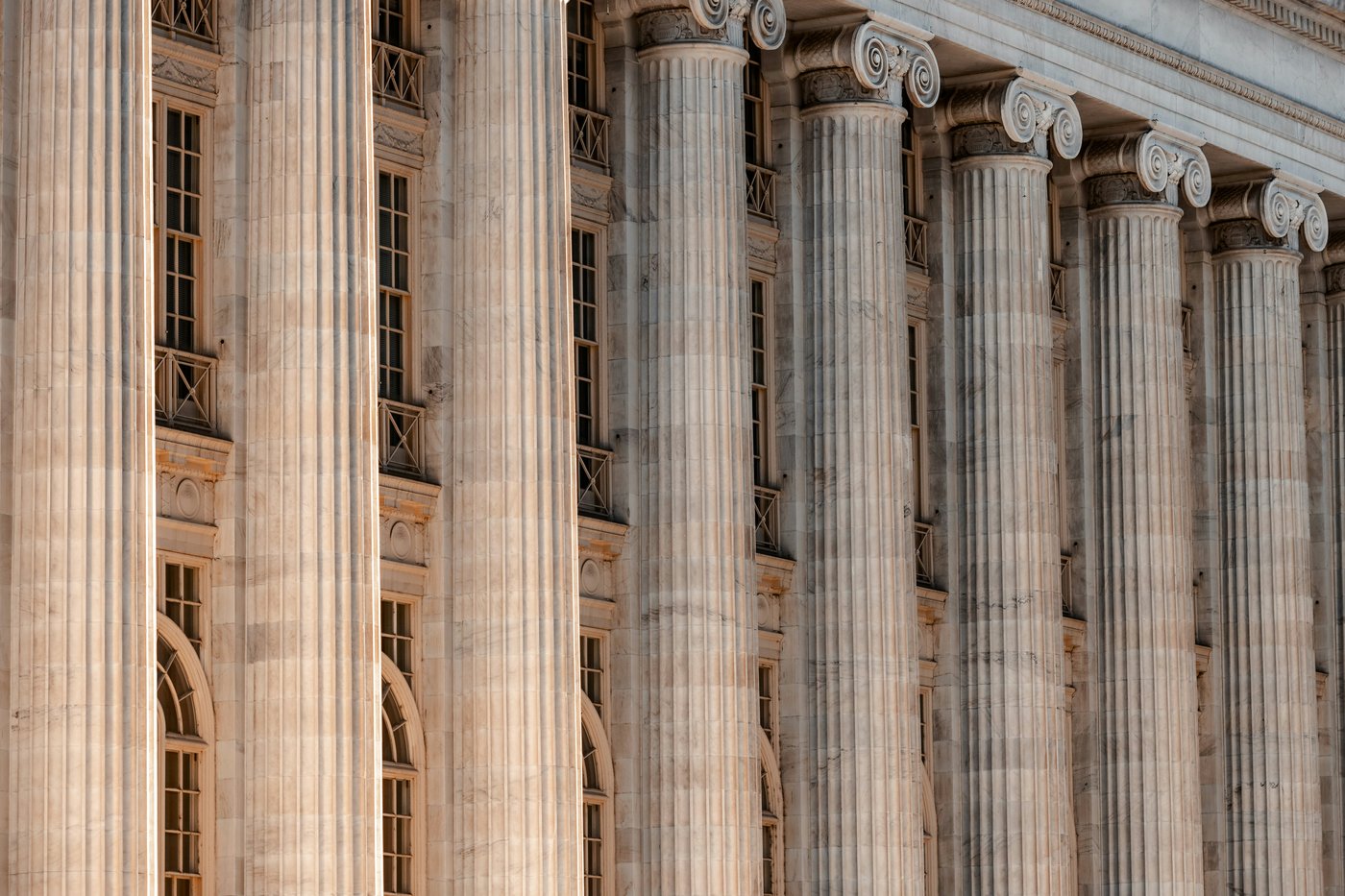 Stone columns of a county courthouse, representing a divorce in Snohomish County Superior Court
